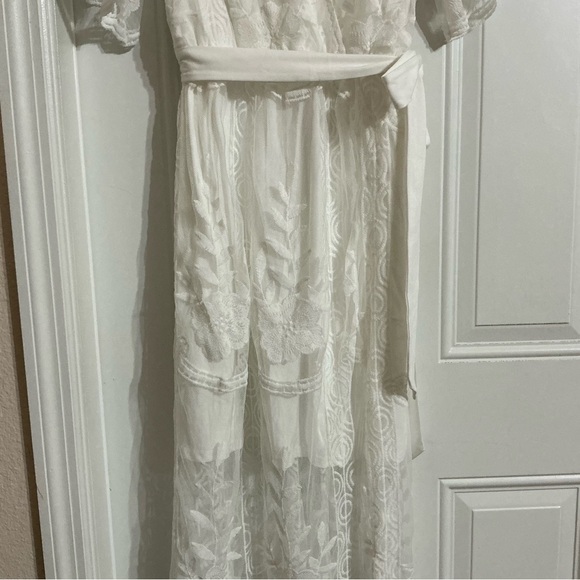 Elegant White Lace Dress - Picture 3 of 11